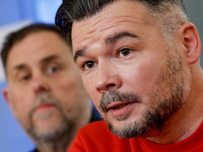 El portavoz del partido en el Congreso, Gabriel Rufián (d), y el presidente de ERC, Oriol Junqueras, durante la rueda de prensa ofrecida este miércoles sobre financiación autonómica, entre otros asuntos