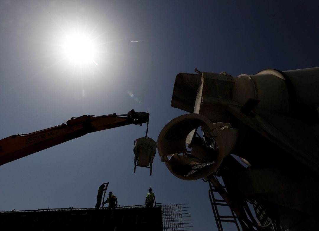 Un grupo de obreros trabajan en la construcción de una pared en una jornada donde las altas temperaturas que se registran en la comunidad foral, en Pamplona se superan los 42º