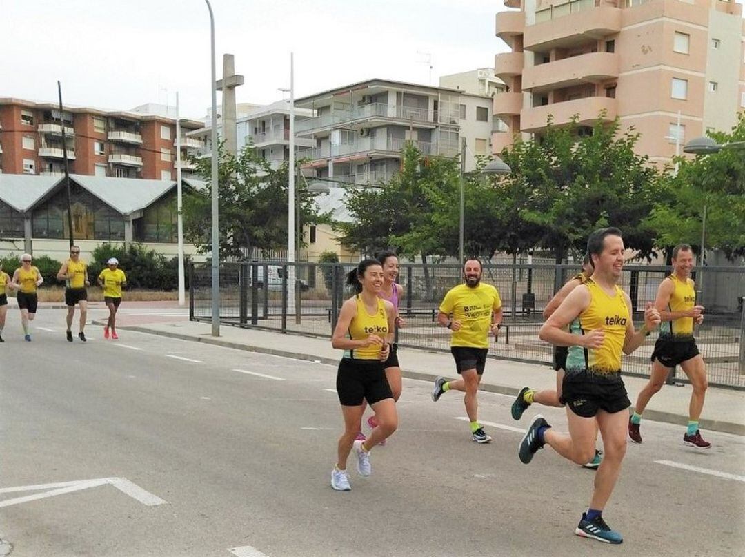 Dos grupos de corredores durante el entrenamiento por la playa