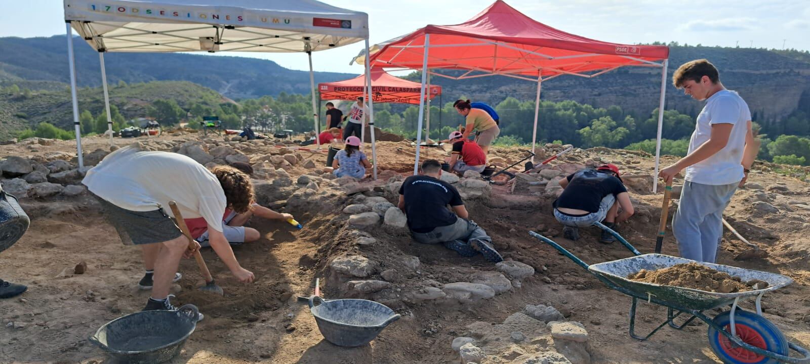 Arqueólogos trabajando en el yacimiento arqueológico del Cerro de la Virgen en Calasparra