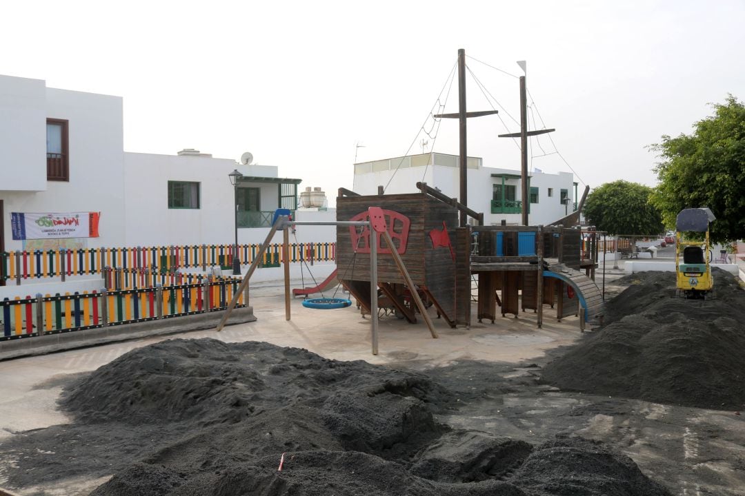 Obras en el parque infantil de la avenida Papagayo de Playa Blanca.