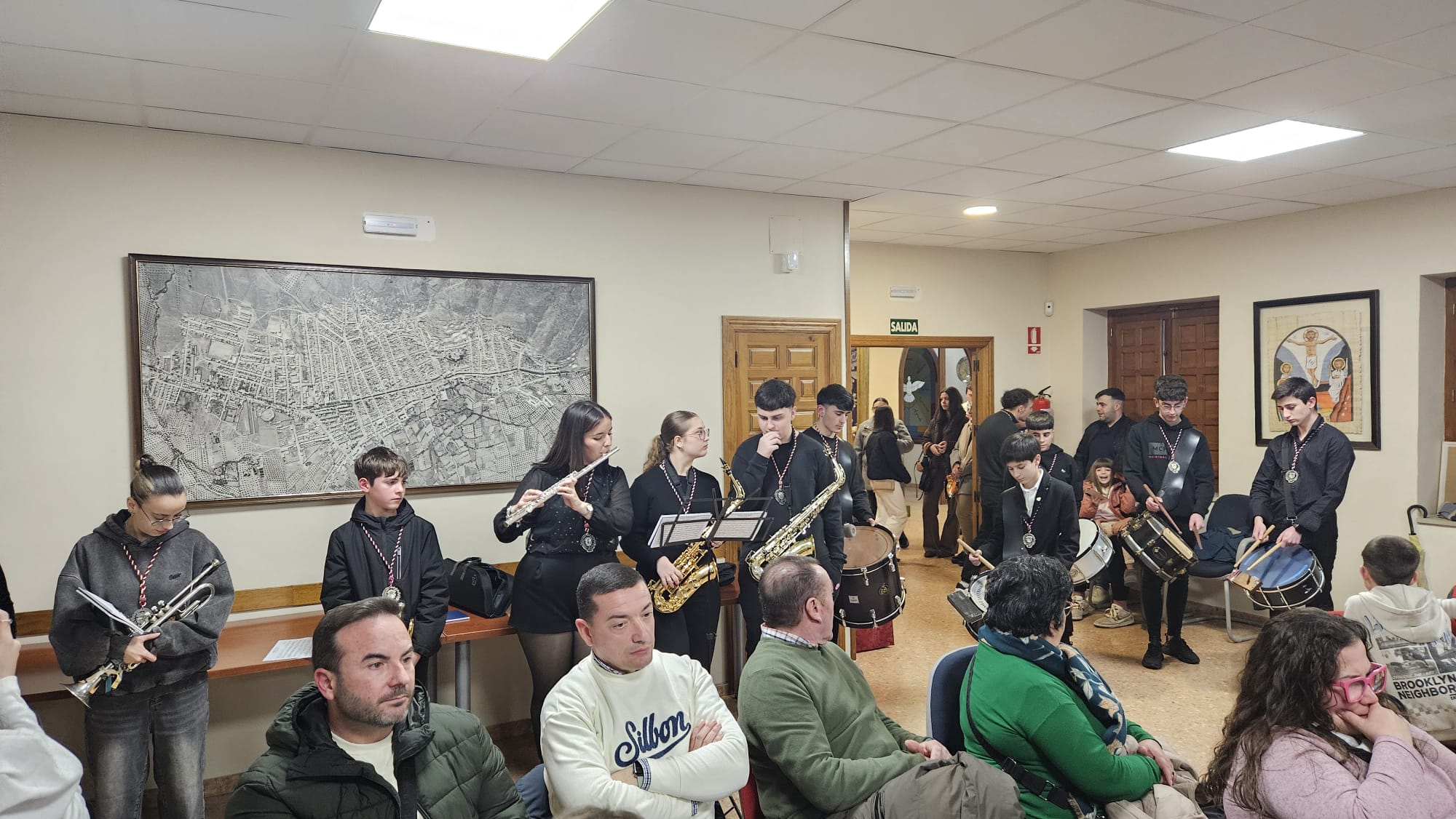 El grupo de Cámara de la ProHermandad de la Borriquilla interpreta una de las marchas procesionales