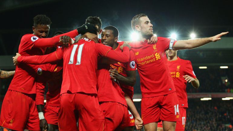 Los jugadores del Liverpool celebran un gol en Anfield