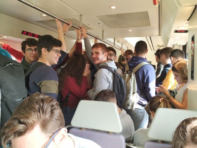 El trayecto desde Rabanales hasta la estación de Córdoba es uno de los más utilizados por los alumnos que terminan sus clases pasado el mediodía.