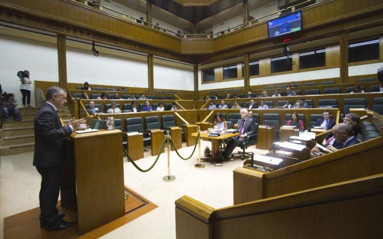 Un momento de la intervención del lehendakari en el pleno de control de la Cámara vasca