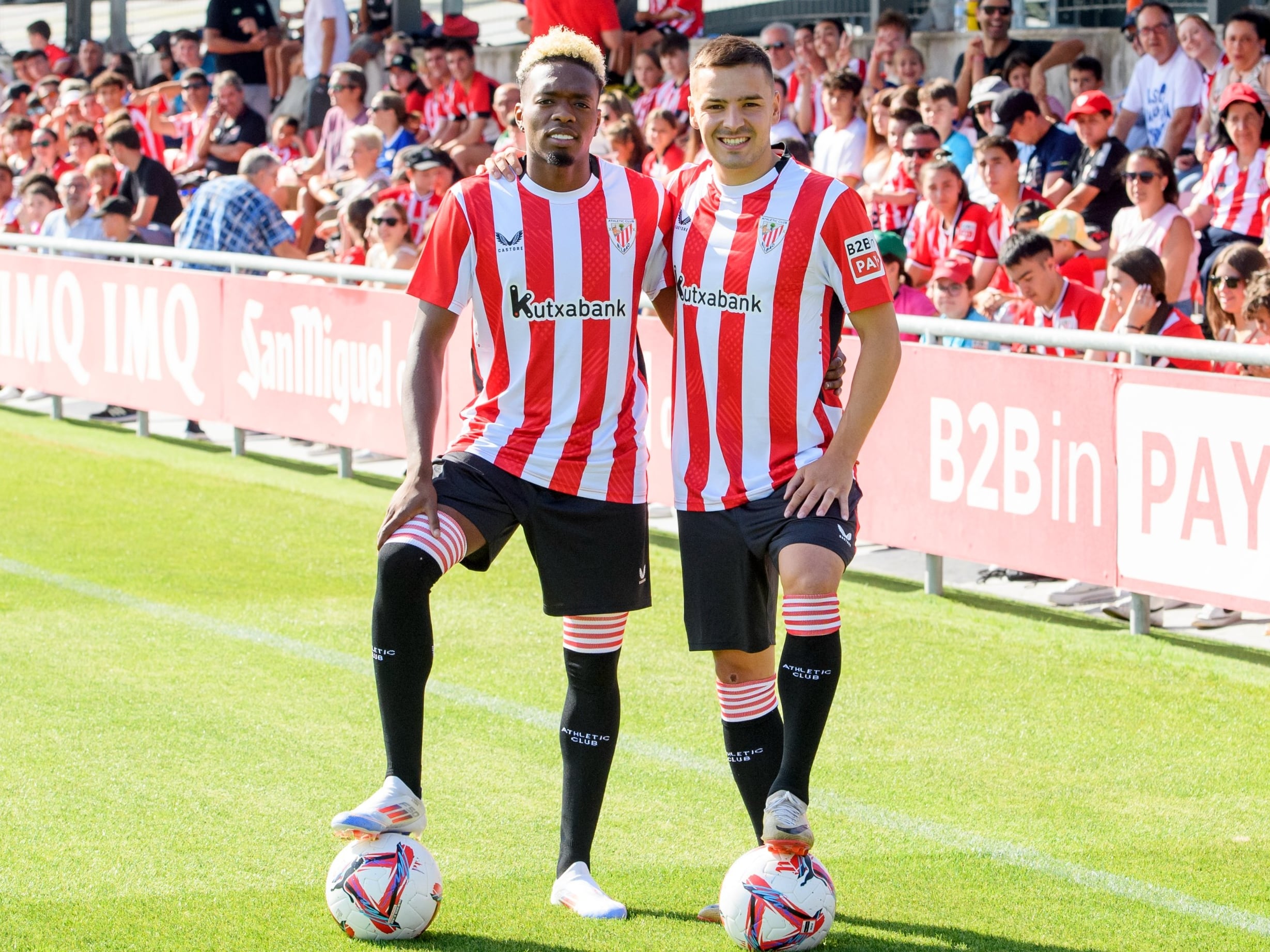 Djaló y Gorosabel frente a la afición del Athletic en Lezama. / Athletic Club