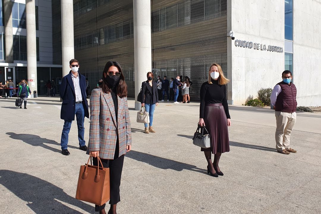 En la puerta de la Ciudad de la Justicia nuevos jueces y juezas que empiezan el 1 de marzo su última fase práctica en distintos juzgados de la Región. Carlos García-Giralda Casas, Rosa Ana Giménez Rodríguez, Ainhoa Recalde Sodupe, Alba Robles Rabasco y Fr