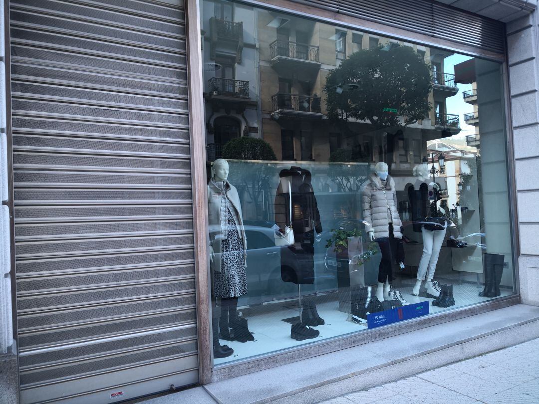 Comercio en Oviedo cerrado por la pandemia.