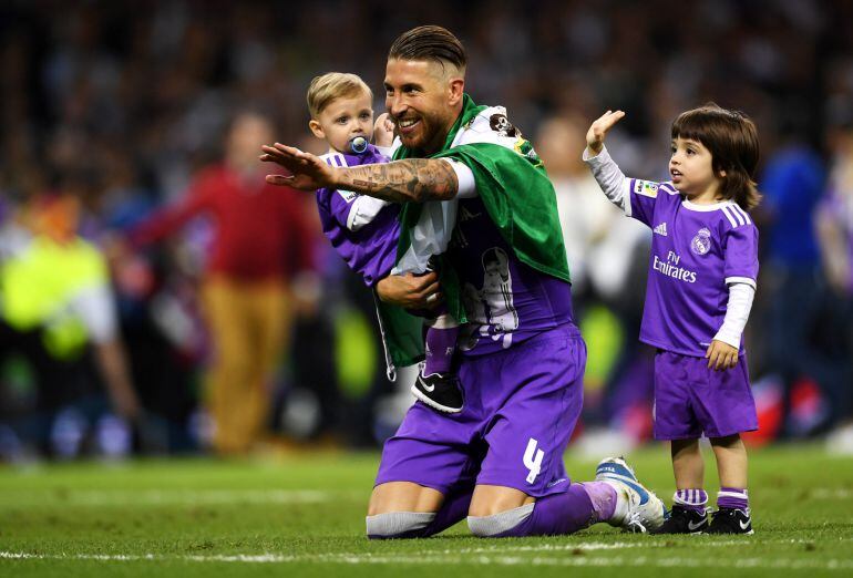 Sergio Ramos celebra la Duodécima con sus hijos sobre el césped de Cardiff.