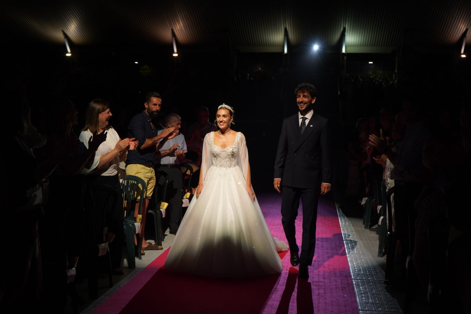 La Reina de la Fira, Àngela Agustí, llegando al escenario (Foto; Ajunt. de Xàtiva)