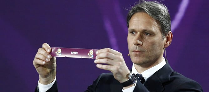 Van Basten sostiene el papel con el nombre de España en el sorteo de la Eurocopa 2012