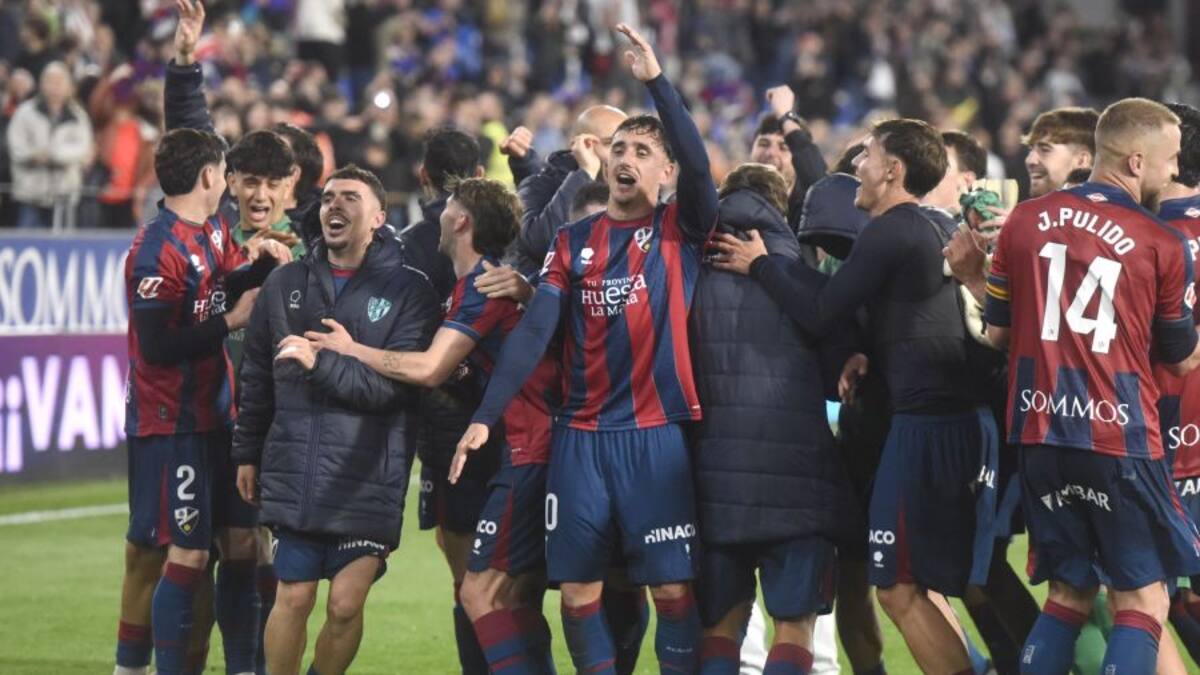 Javi Pérez desborda la alegría en El Alcoraz con gol en el minuto 97 para ganar al Málaga