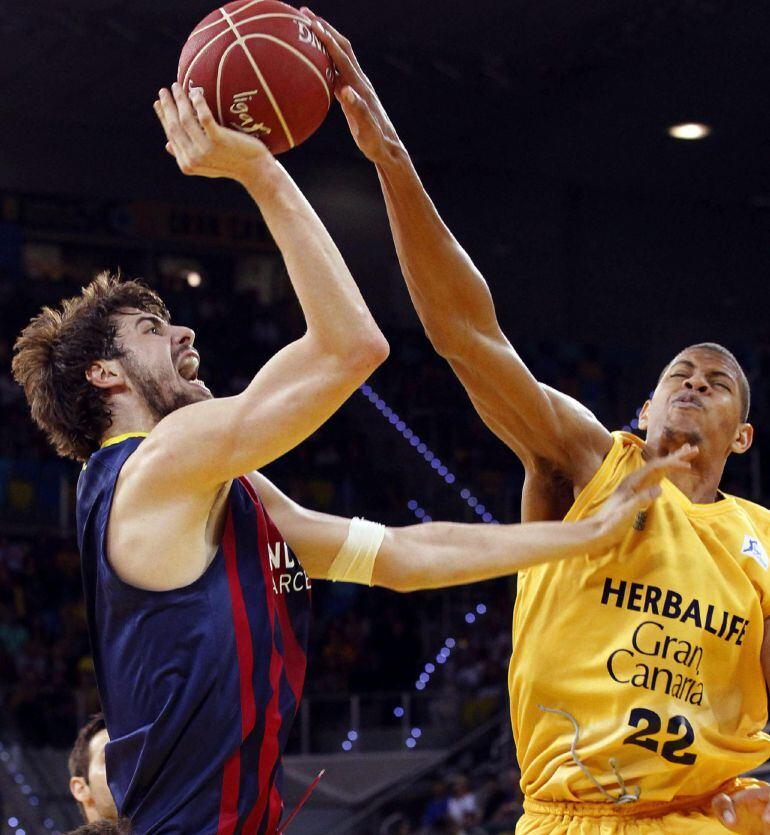 GRA202. LAS PALMAS DE GRAN CANARIA, 08/03/2015.- El pivot caboverdiano del Herbalife Gran Canaria Walter Tavares (d) tapona al pivot croata del Barcelona, Ante Tomic, en partido de la vigésima tercera jornada de la liga ACB de baloncesto disputado hoy en el Gran Canaria Arena. EFE/Elvira Urquijo A.