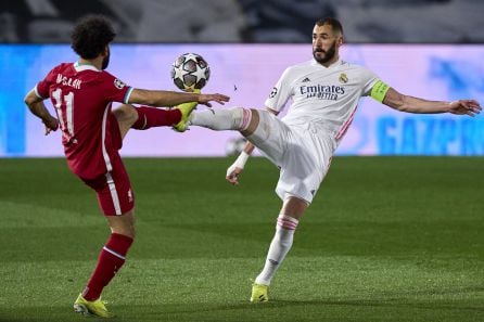 Karim Benzema, del Real Madrid y Mohamed Salah, del Liverpool durante la idea de cuartos de final de la Champions.