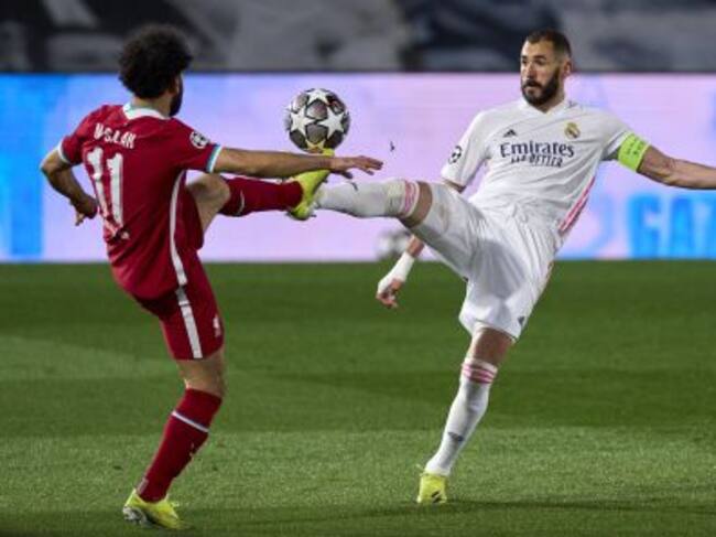 Karim Benzema, del Real Madrid y Mohamed Salah, del Liverpool durante la idea de cuartos de final de la Champions.