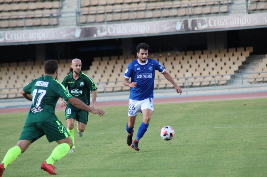 Curro Rivelott durante el partido ante el Rota en Chapín 