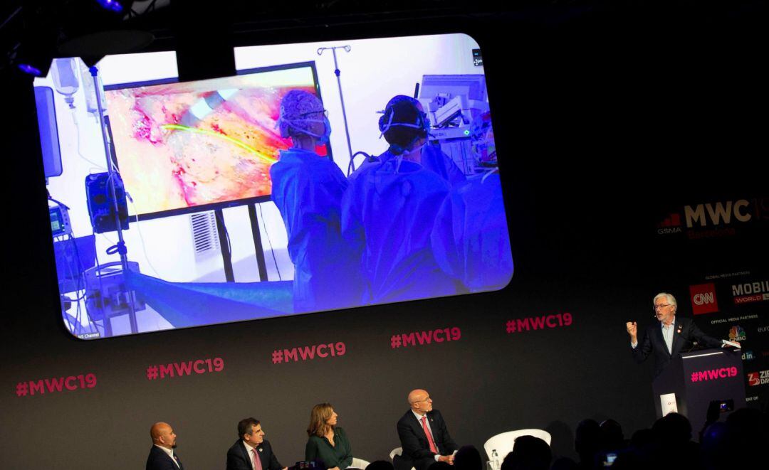 El jefe de la unidad de cirujía gastrointestinal del Hospital Clínic de Barcelona, Antonio de Lacy (d), monitora y dirige a su equipo desde el auditorio del MWC.