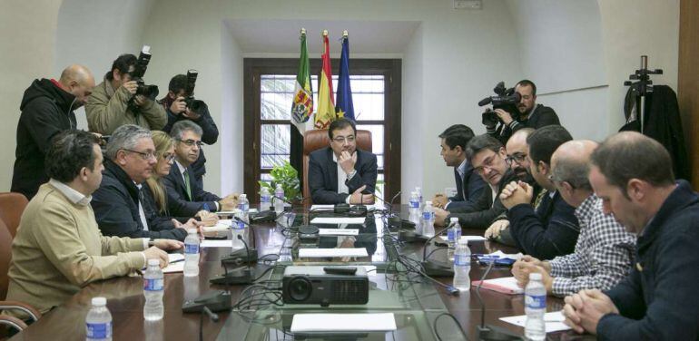 Reunión con comité demepresas y sindicatos presidida por Guillermo Fernández Vara.