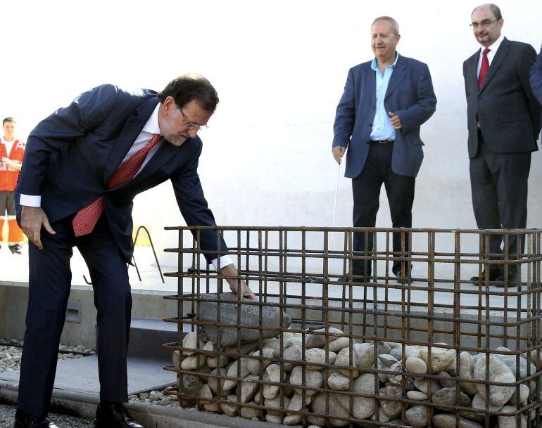 El presidente del Gobierno, Mariano Rajoy, coloca una piedra con su nombre durante la inauguración hoy del embalse de San Salvador, en Albalate de Cinca (Huesca)