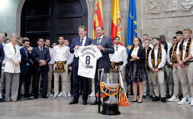 El presidente del Valencia CF,Anil Murthy (C dcha), entrega al presidente de la Generalitat en funciones, Ximo Puig, una camiseta conmemorativa tras ganar la Copa del Rey