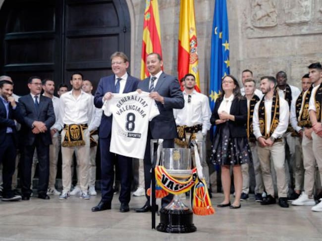 El presidente del Valencia CF,Anil Murthy (C dcha), entrega al presidente de la Generalitat en funciones, Ximo Puig, una camiseta conmemorativa tras ganar la Copa del Rey