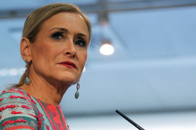 La presidenta madrileña, Cristina Cifuentes, durante la rueda de prensa ofrecida al final del pleno extraordinario de la Asamblea de Madrid, a petición de la oposición, en el que ha comparecido para dar explicaciones sobre las supuestas irregularidades de