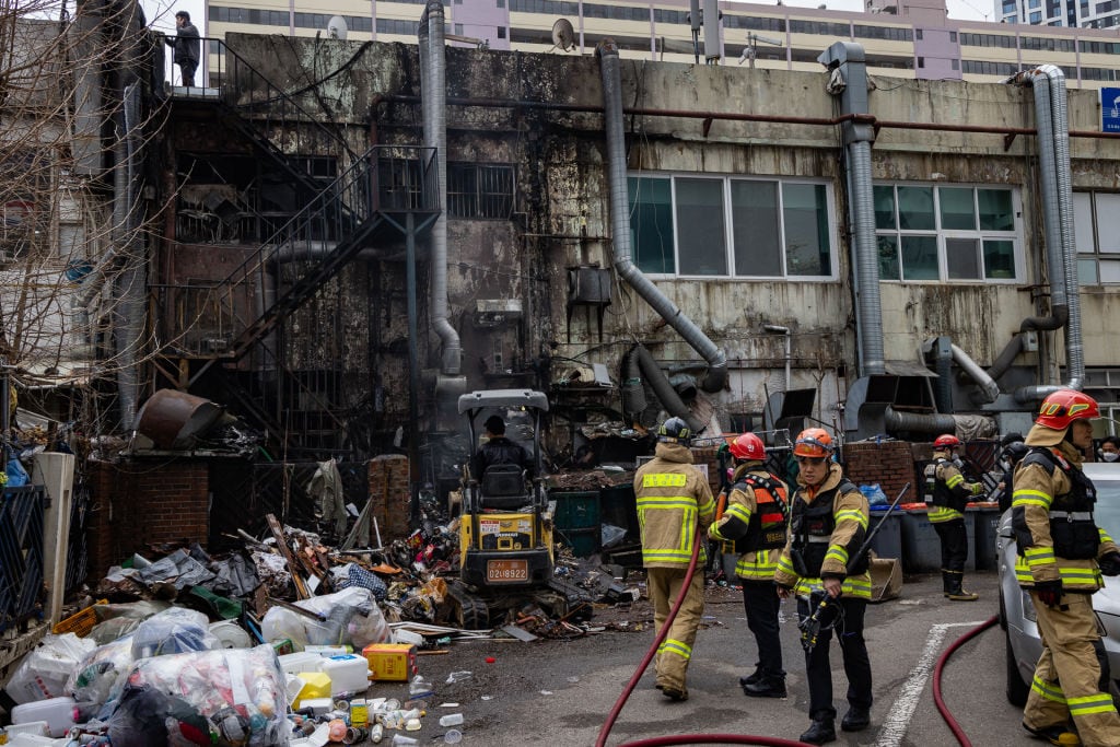 Los bomberos extinguen un incendio en un edificio de Seúl (Corea del Sur).