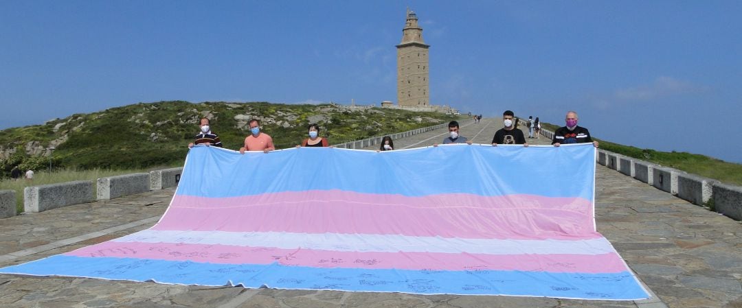 La bandera Trans en la Torre de Hércules