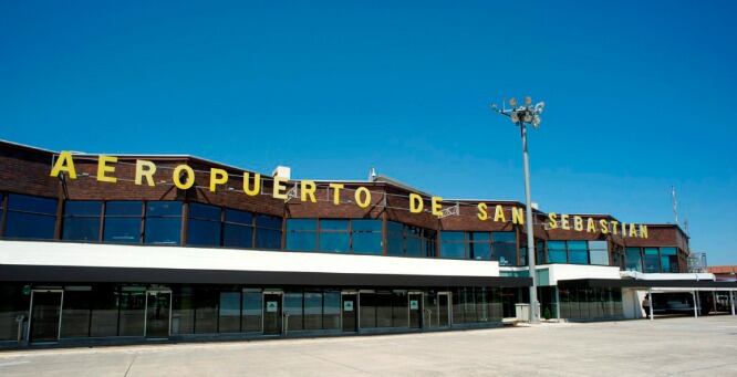 Vista frontal del Aeropuerto de San Sebastián.