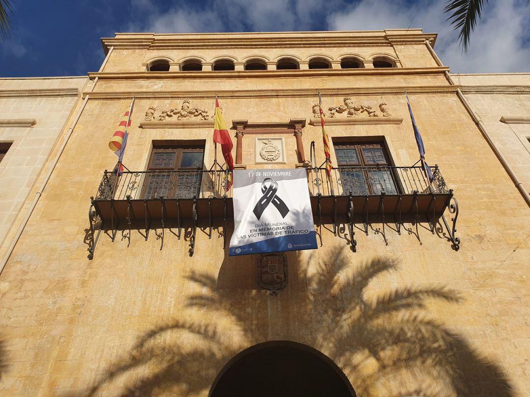 Fachada del Ayuntamiento de Elche en apoyo al Día Mundial de las Víctimas de Tráfico