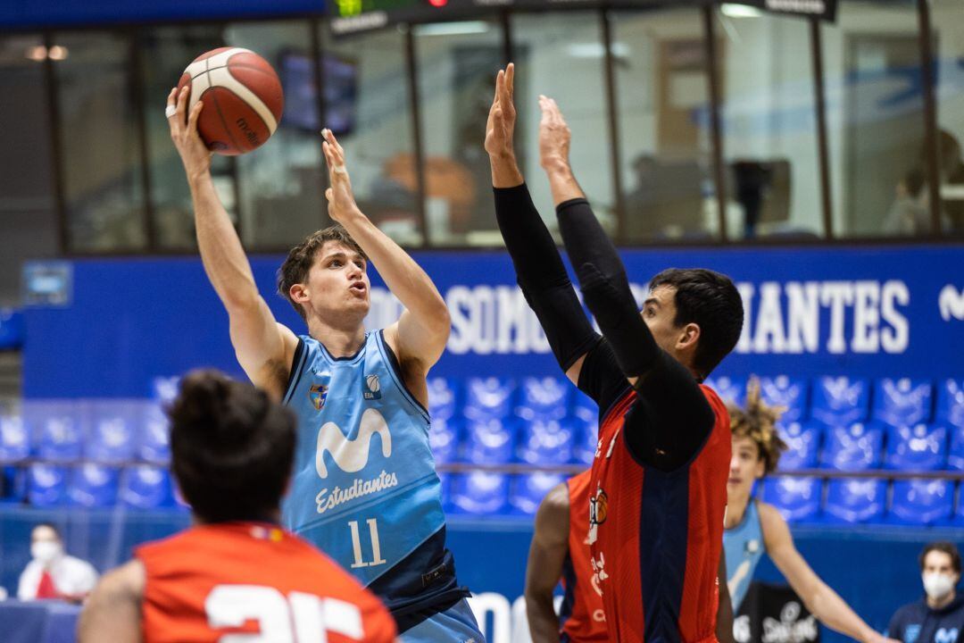 Madrileños y lanzaroteños luchando por el balón.