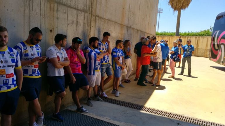 La afición de la Arandina, rota, esperando la salida de los jugadores