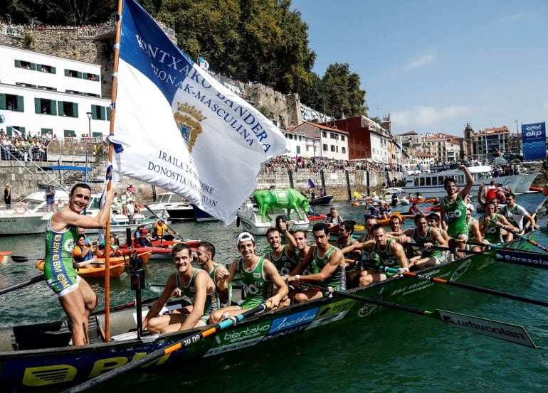 Los remeros de Hondarribia celebran la 12ª bandera de la Concha de su historia