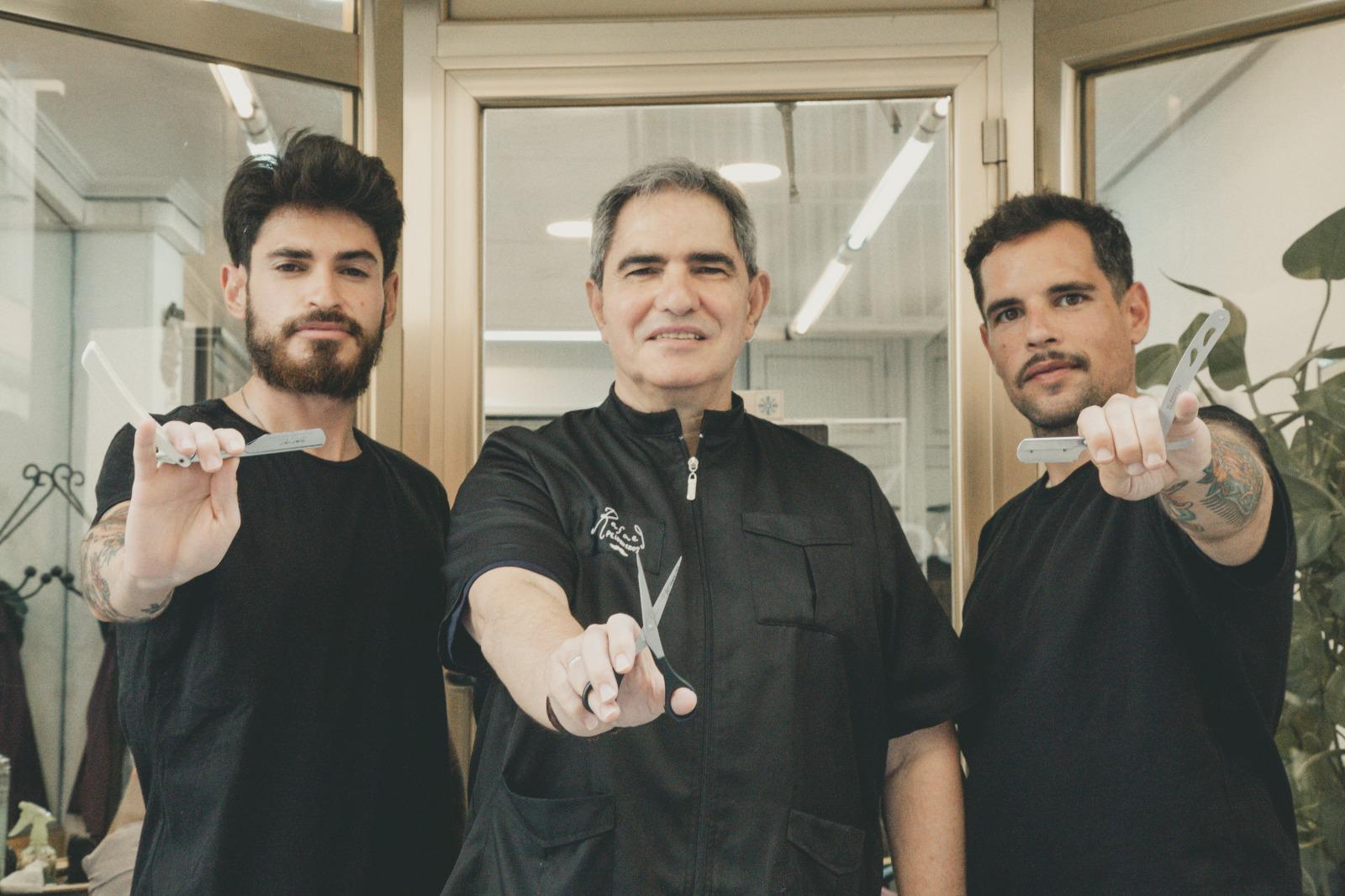 Jesús, Rafael y Álex a la puerta de la Peluquería.