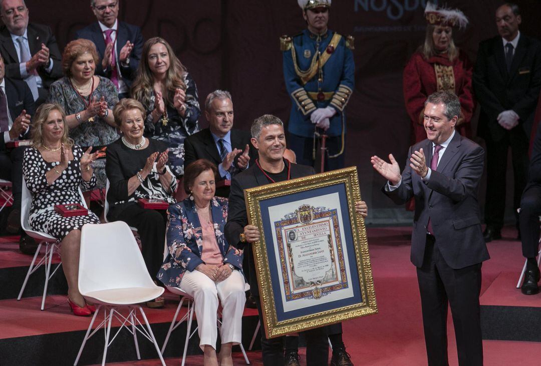 Alejandro Sanz recogiendo el título de hijo adoptivo de Sevilla en la celebración del Día de San Fernando en 2019