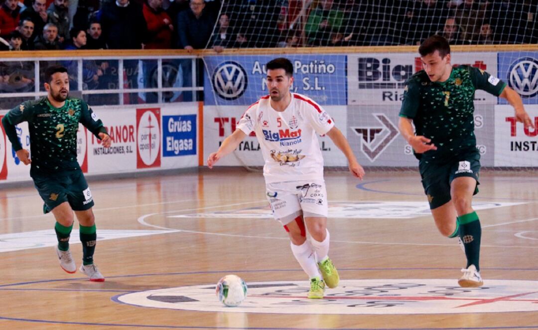 Javaloy supera a dos béticos durante el partido de esta jornada