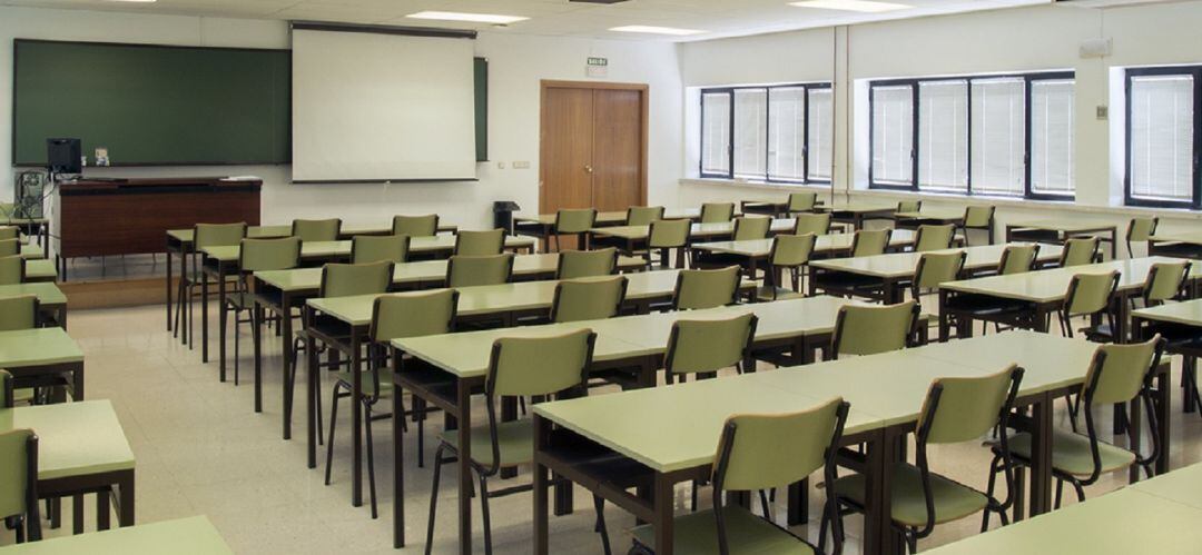 Aula vacía de un colegio de la provincia. Foto de archivo.