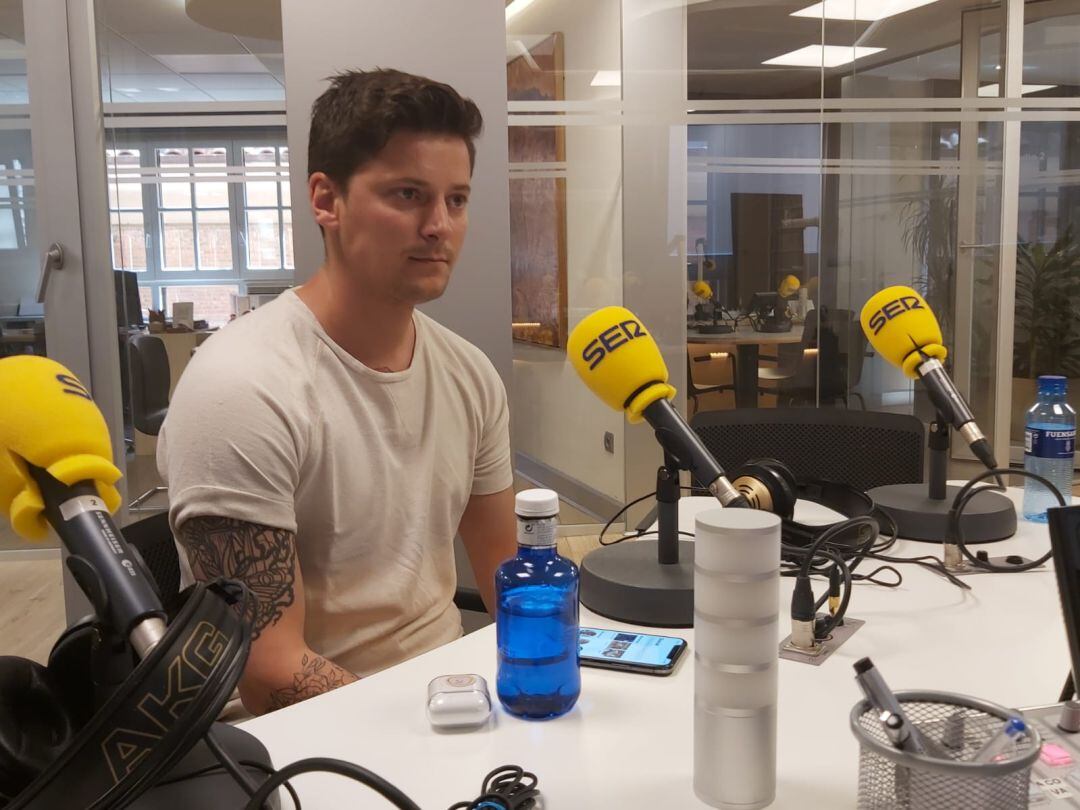 El directivo de la Arandina, Francisco Galán, durante su presencia en el estudio principal de Radio Aranda - Cadena SER.