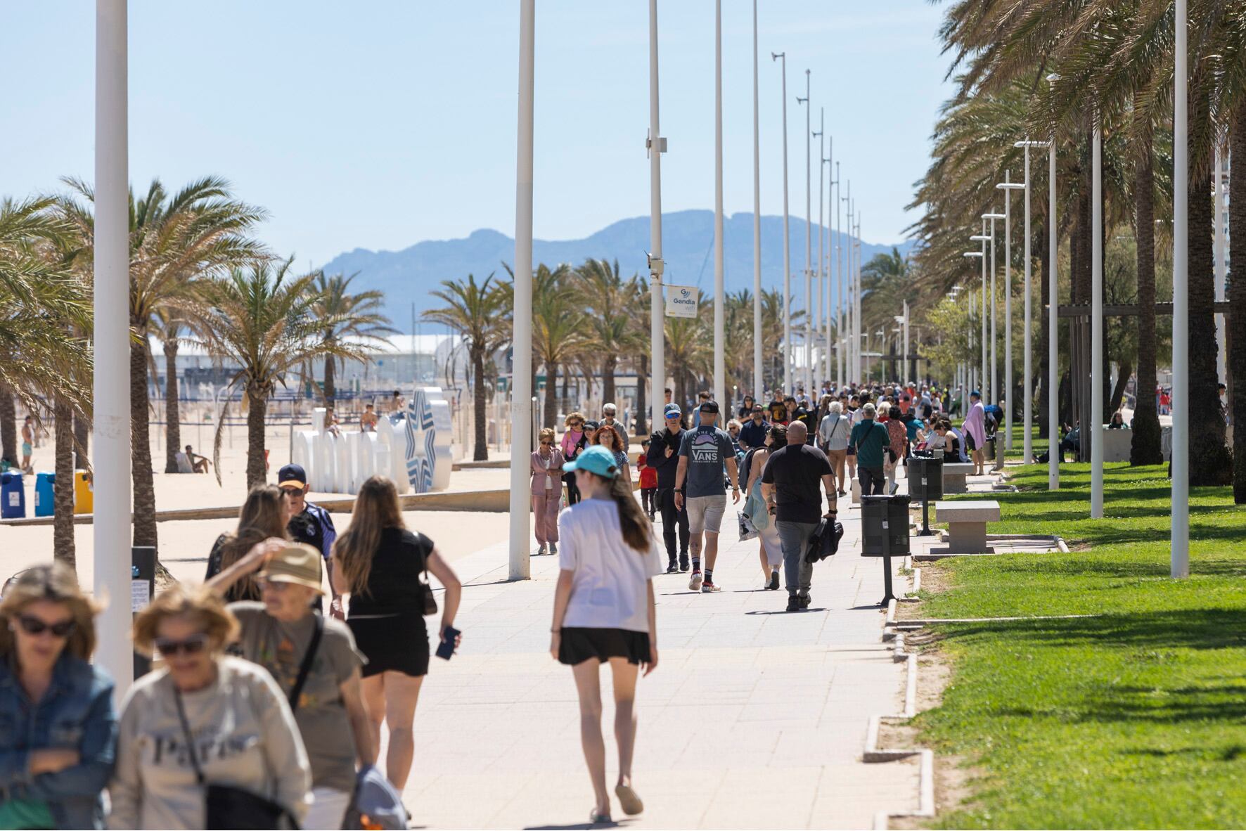Turistas en la playa de Gandia durante las vacaciones de Semana Santa.