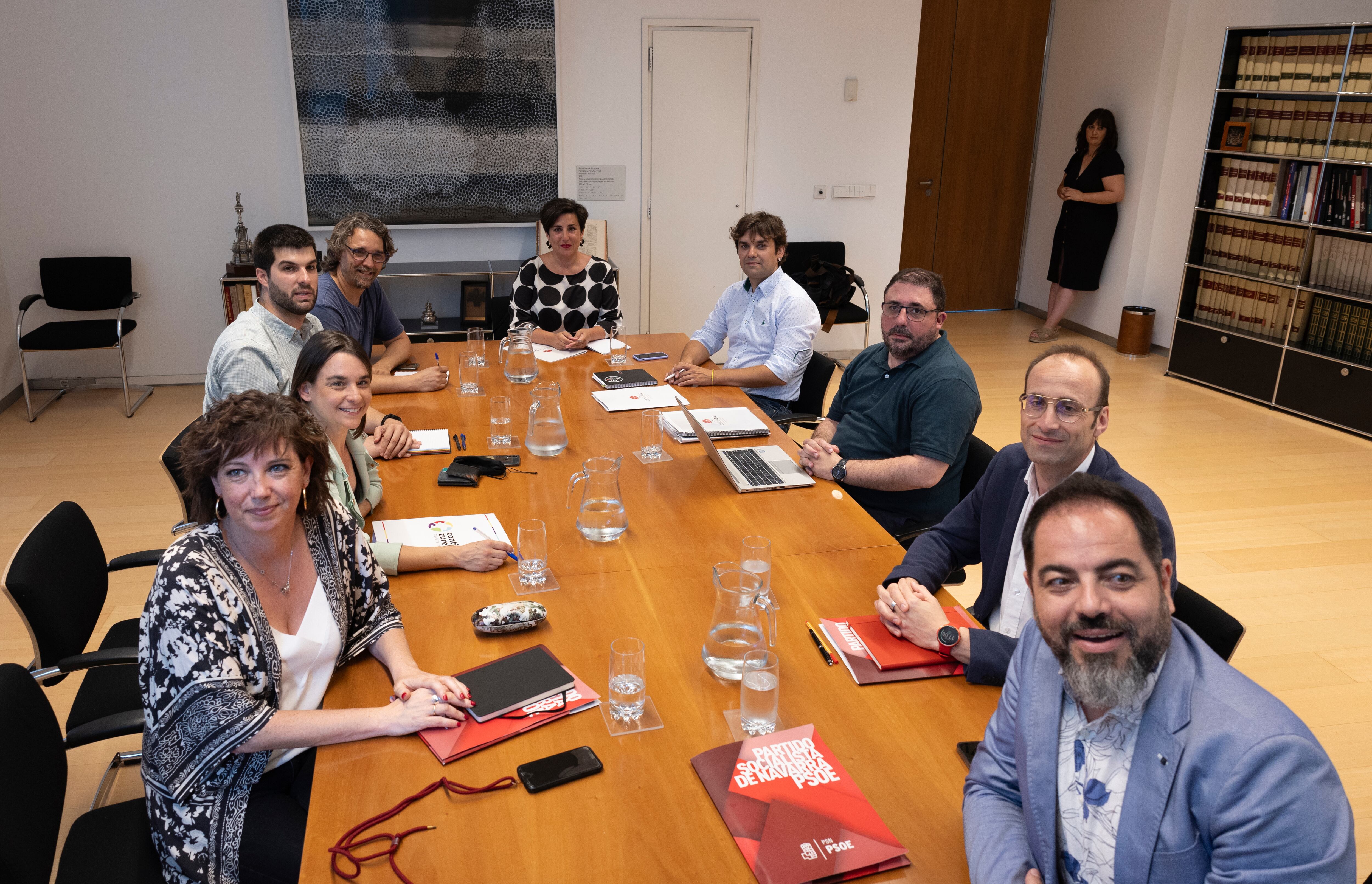 PAMPLONA, 26/06/2023.- Esta tarde ha tenido lugar en el Parlamento de Navarra la primera reunión a tres de PSN, Geroa Bai y Contigo para reeditar el Gobierno de Chivite a la que han asistido como representantes Ramón Alzórriz (d), Begoñla Alfaro (2i), y María Solana (c), entre otros. EFE/Villar López
