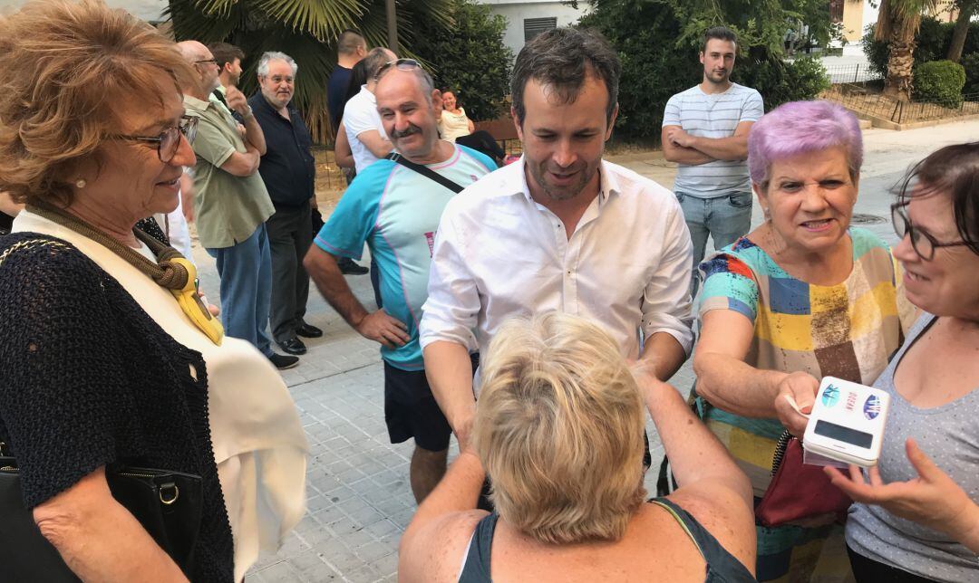 El alcalde saluda a las vecinas del barrio