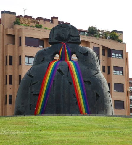 La Menina de Alcobendas con los colores de la bandera LGTBI