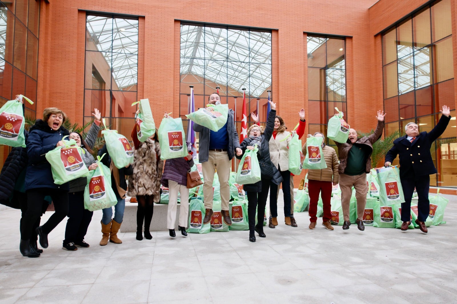 La campaña de recogida de juguetes de Club Rotary Sierra de Madrid, dirigida a las familias vulnerables de la localidad, llega a su fin, permitiéndoles recibir sus regalos el 6 de enero