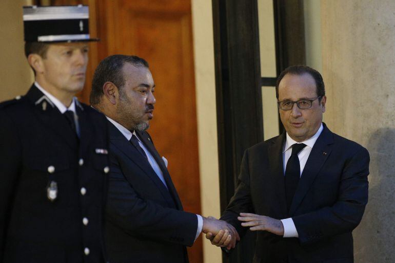 El presidente de Francia, François Hollande (d), estrecha la mano del rey Mohamed VI de Marruecos (c), tras su reunión en el Palacio del Elíseo en París