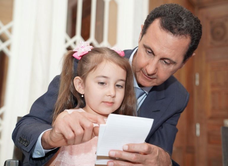 El  dictador sirio al Assad recibe a familias rusas en el palacio presidencial de Damasco. 