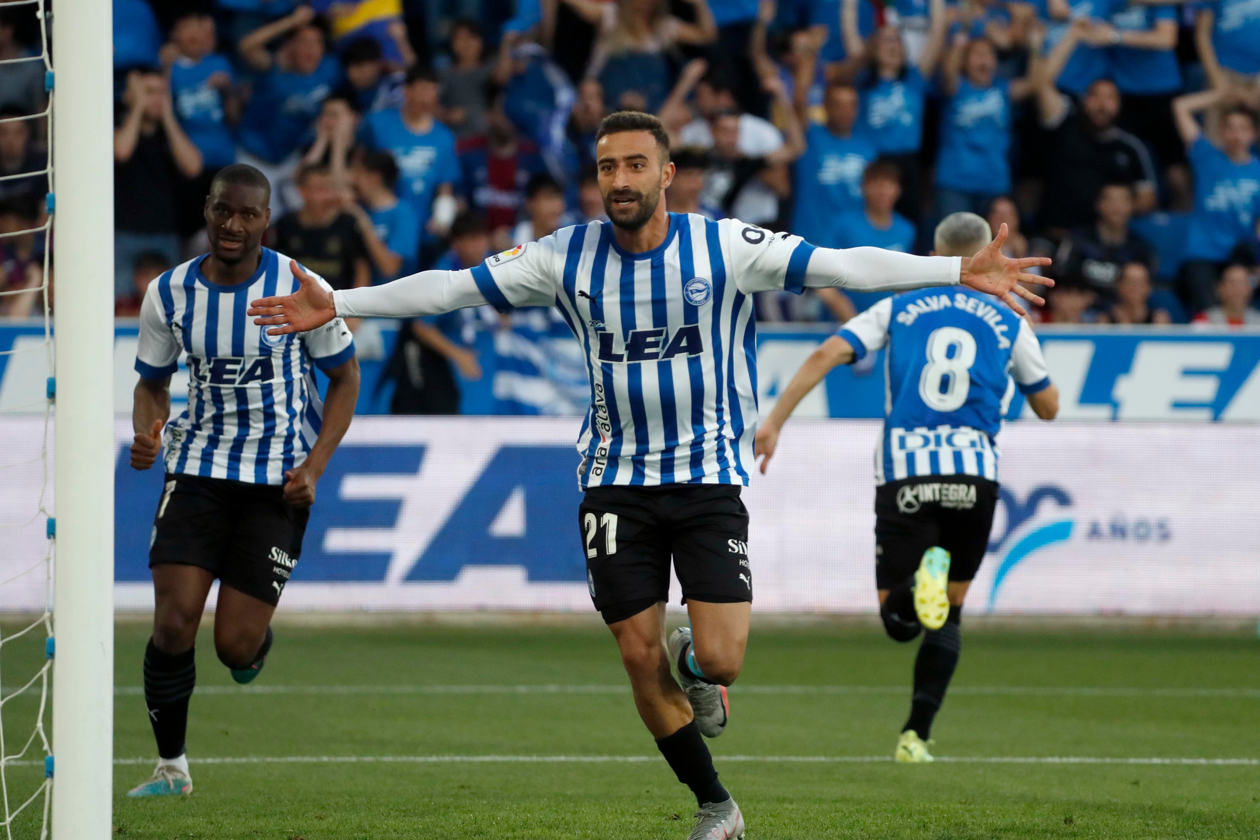 VITORIA , 08/06/2023.- EL delantero argelino del Alavés Abde Rebbach celebra tras marcar el 1-0 durante el partido de vuelta de semifinales de playoff de ascenso de Segunda División entre la SD Eibar y el Deportivo Alavés, este jueves en el estadio de Mendizorroza, en Vitoria. EFE/ David Aguilar
