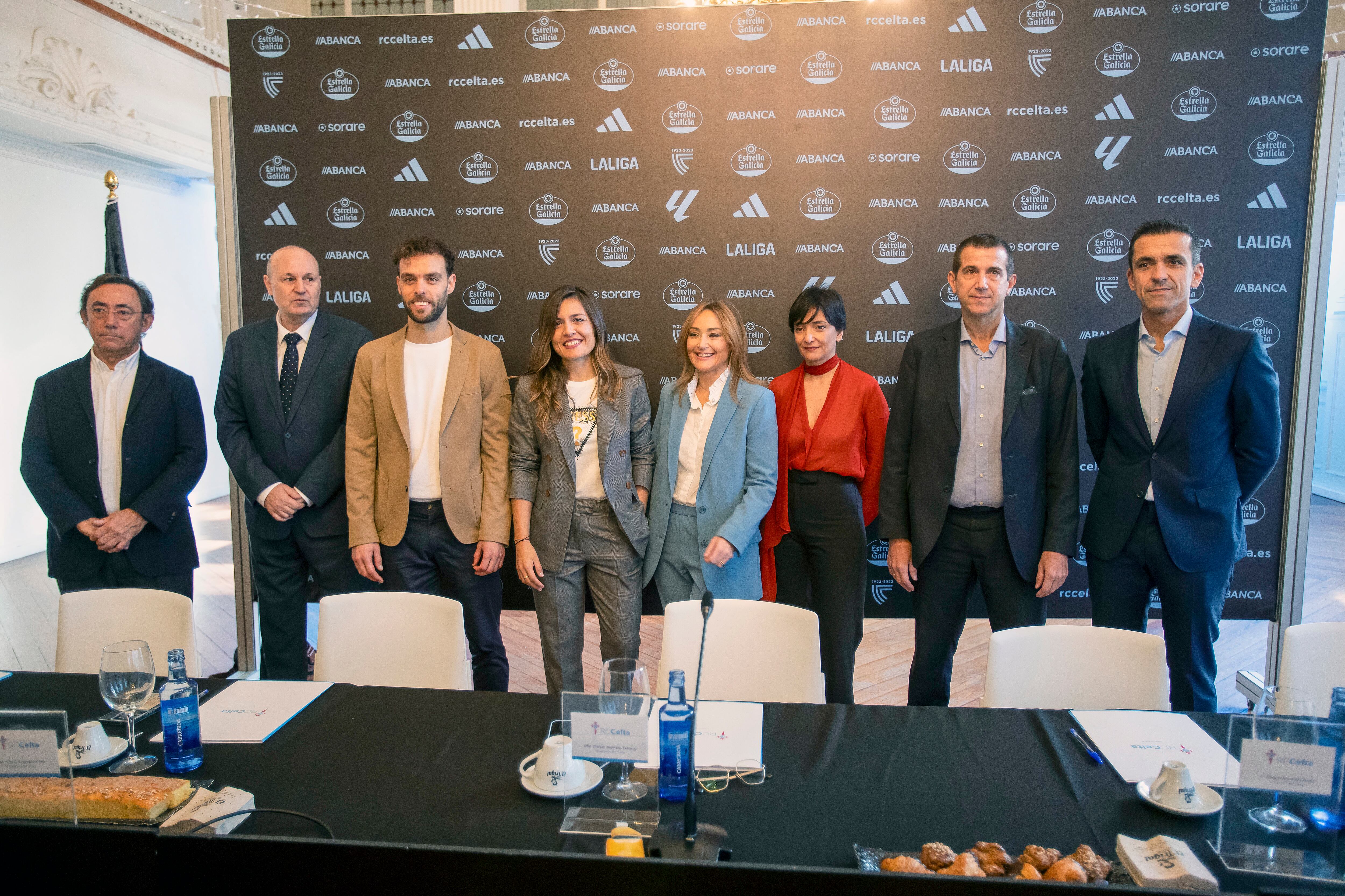 VIGO (PONTEVEDRA), 14/12/2023.- Presentación oficial de la nueva presidenta del Real Club Celta de Vigo, Marian Mouriño (4d), durante una rueda de prensa en la que estuvo acompañada por Sergio Álvarez (3i), canterano celeste y portero del primer equipo durante nueve temporadas entre 2012 y 2021, y de la consejera Xisela Aranda (4i), entre otros, este jueves en Vigo. EFE / Salvador Sas
