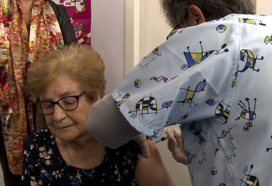 Una enfermera del CAP Bordeta-Magraners de Lleida vacuna de la gripe a una paciene