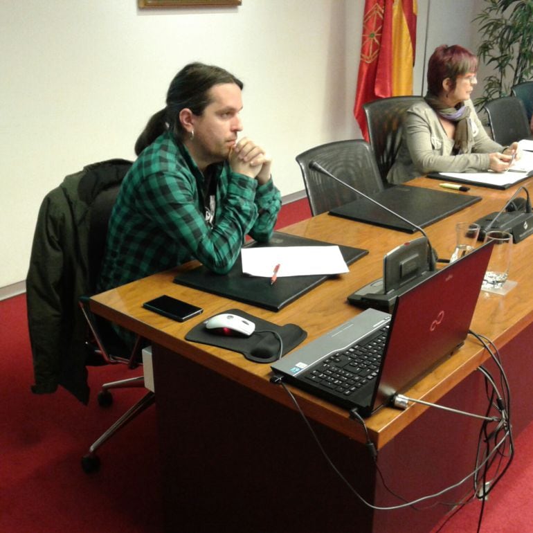 El periodista Axier López en el Parlamento de Navarra