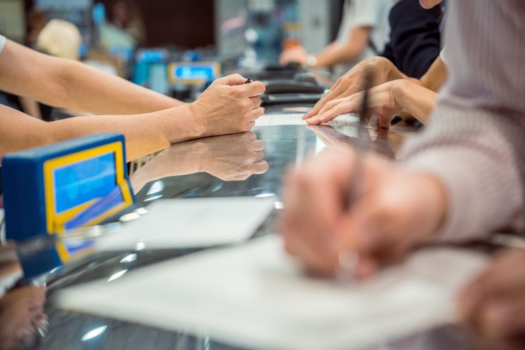 Varios electores votan por correo.